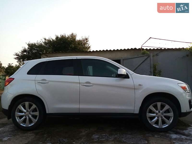 Позашляховик / Кросовер Mitsubishi Outlander 2013 в Кілії