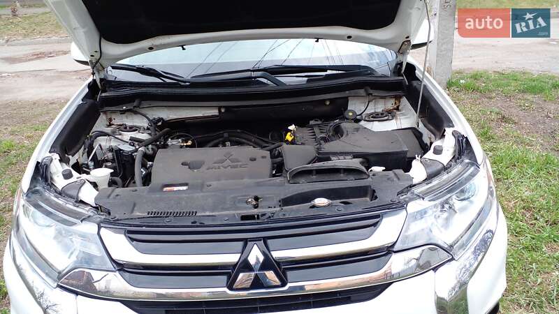 Позашляховик / Кросовер Mitsubishi Outlander 2015 в Дніпрі