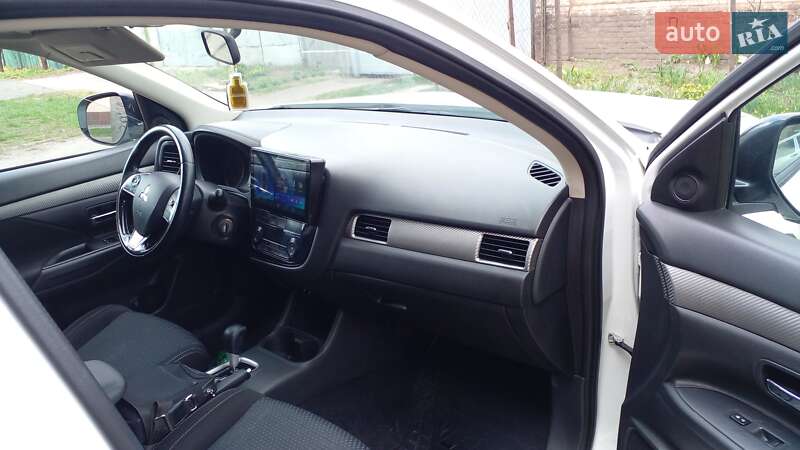 Позашляховик / Кросовер Mitsubishi Outlander 2015 в Дніпрі