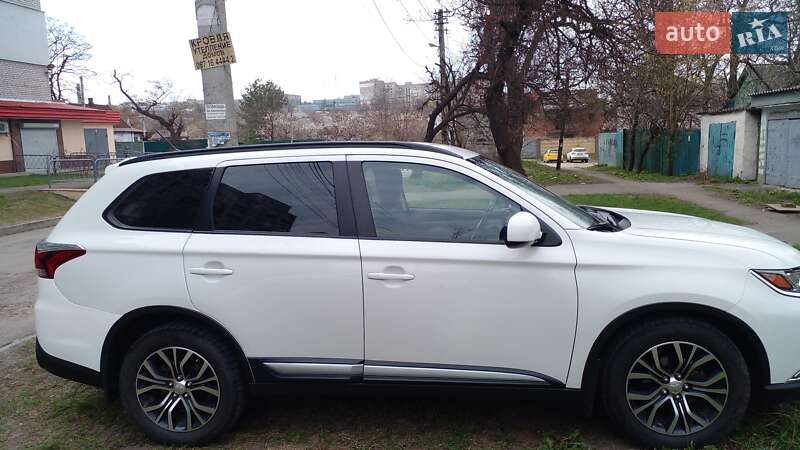 Позашляховик / Кросовер Mitsubishi Outlander 2015 в Дніпрі