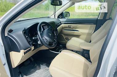 Внедорожник / Кроссовер Mitsubishi Outlander 2017 в 