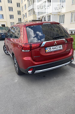 Внедорожник / Кроссовер Mitsubishi Outlander 2016 в 