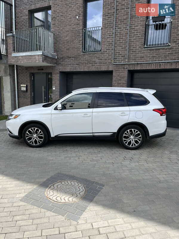 Внедорожник / Кроссовер Mitsubishi Outlander 2015 в Львове