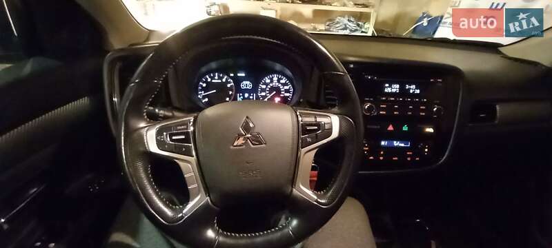 Позашляховик / Кросовер Mitsubishi Outlander 2016 в Любарі