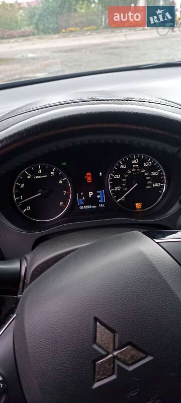 Позашляховик / Кросовер Mitsubishi Outlander 2016 в Луцьку