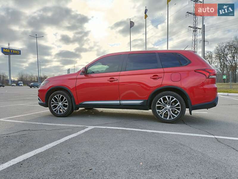 Внедорожник / Кроссовер Mitsubishi Outlander 2015 в Запорожье