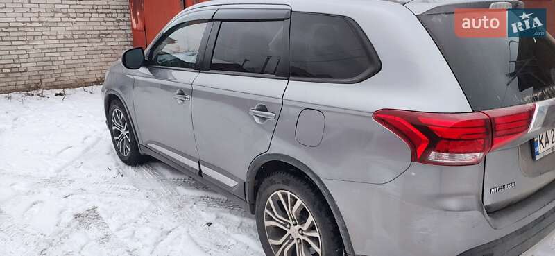 Позашляховик / Кросовер Mitsubishi Outlander 2017 в Києві