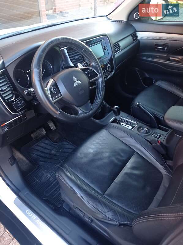 Позашляховик / Кросовер Mitsubishi Outlander 2013 в Чернівцях