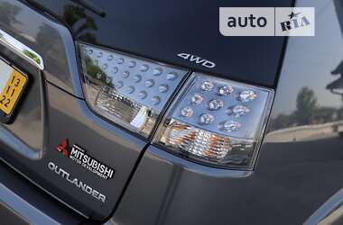 Внедорожник / Кроссовер Mitsubishi Outlander 2012 в 
