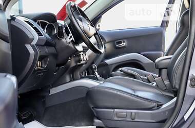 Внедорожник / Кроссовер Mitsubishi Outlander 2012 в 