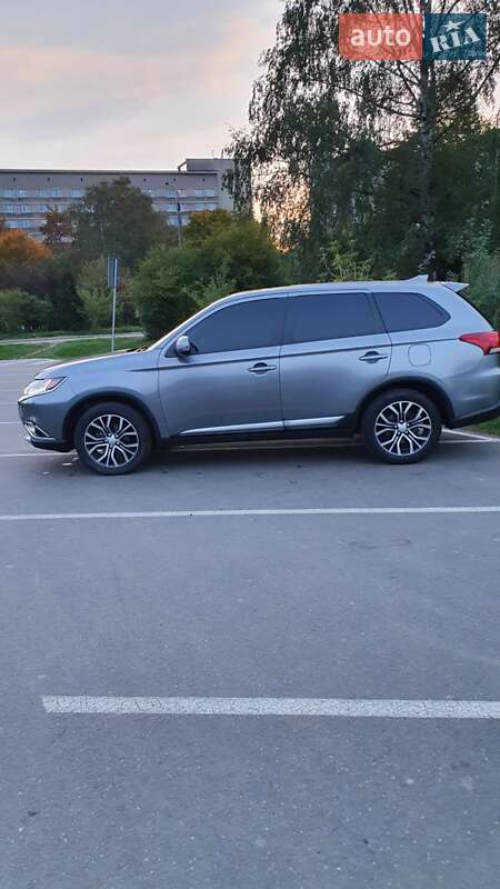Внедорожник / Кроссовер Mitsubishi Outlander 2017 в Ивано-Франковске