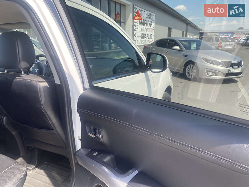 Позашляховик / Кросовер Mitsubishi Outlander 2010 в Житомирі