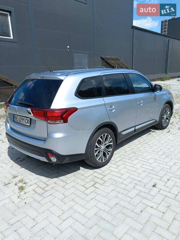 Внедорожник / Кроссовер Mitsubishi Outlander 2015 в Николаеве