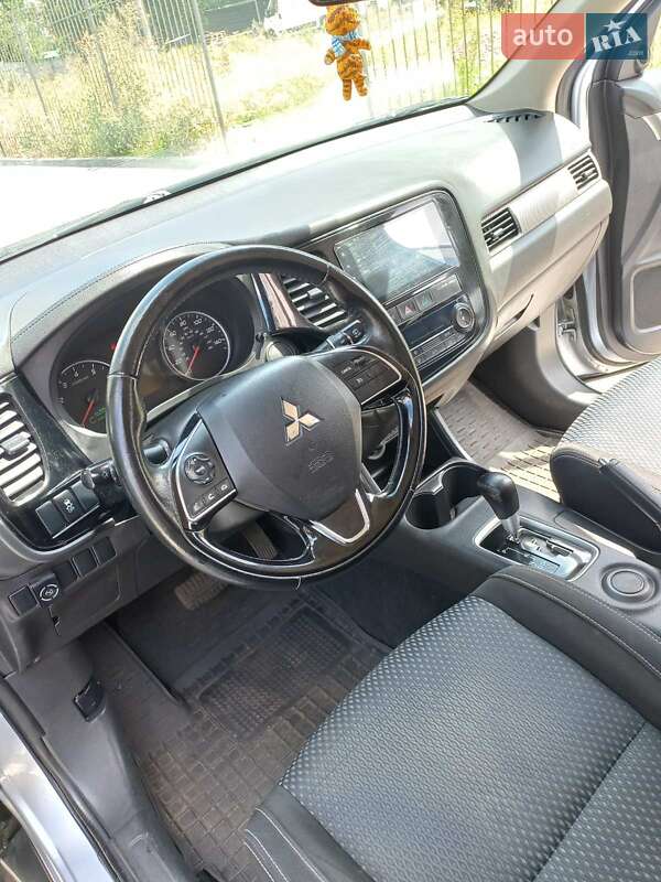 Внедорожник / Кроссовер Mitsubishi Outlander 2015 в Николаеве