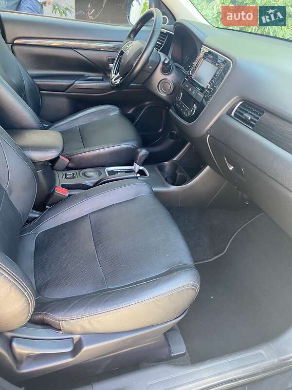 Внедорожник / Кроссовер Mitsubishi Outlander 2015 в Ирпене