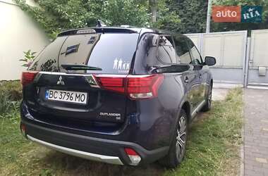 Внедорожник / Кроссовер Mitsubishi Outlander 2017 в 