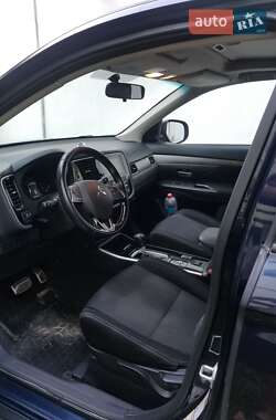 Внедорожник / Кроссовер Mitsubishi Outlander 2017 в 