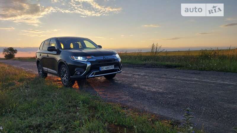 Позашляховик / Кросовер Mitsubishi Outlander 2015 в Львові