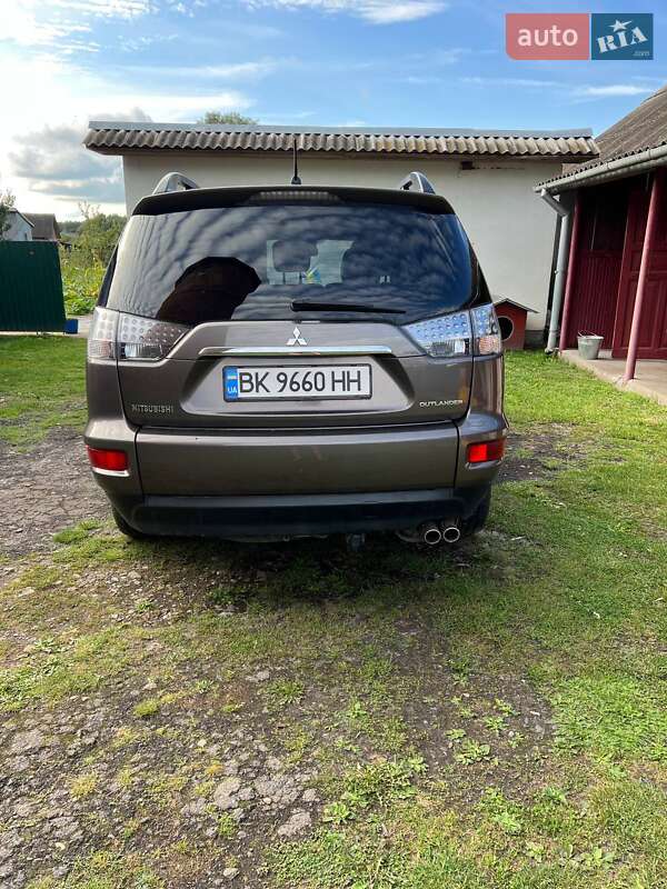 Внедорожник / Кроссовер Mitsubishi Outlander 2011 в Бродах