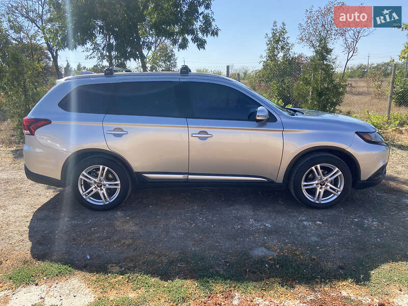 Позашляховик / Кросовер Mitsubishi Outlander 2019 в Одесі