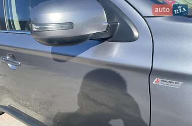 Внедорожник / Кроссовер Mitsubishi Outlander 2012 в 