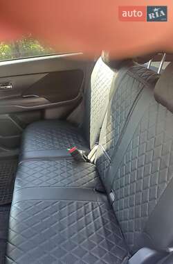Внедорожник / Кроссовер Mitsubishi Outlander 2012 в 