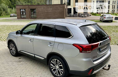Внедорожник / Кроссовер Mitsubishi Outlander 2017 в 