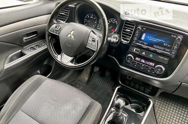 Внедорожник / Кроссовер Mitsubishi Outlander 2017 в 