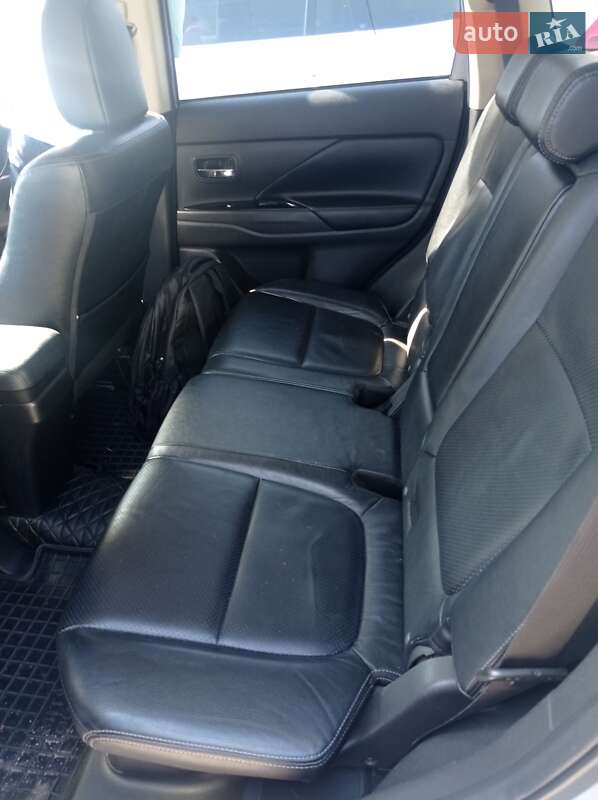 Внедорожник / Кроссовер Mitsubishi Outlander 2015 в Каменке