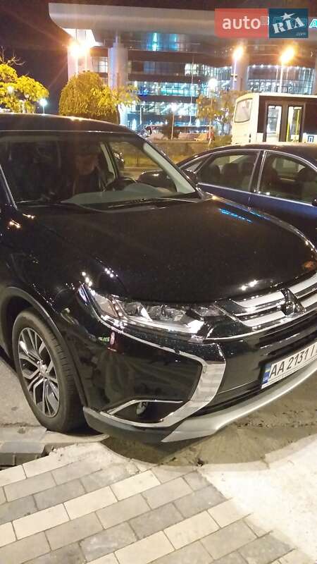 Позашляховик / Кросовер Mitsubishi Outlander 2016 в Києві