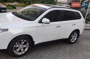 Внедорожник / Кроссовер Mitsubishi Outlander 2013 в 