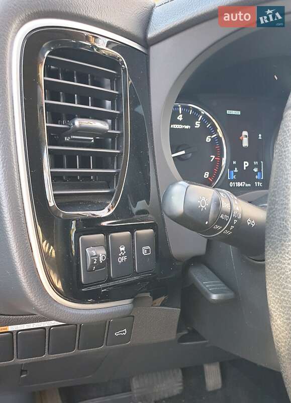 Внедорожник / Кроссовер Mitsubishi Outlander 2019 в Долинской