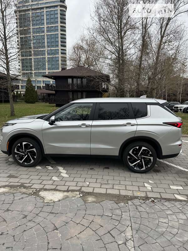 Внедорожник / Кроссовер Mitsubishi Outlander 2023 в Днепре