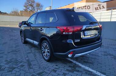 Внедорожник / Кроссовер Mitsubishi Outlander 2017 в 