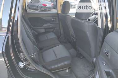 Внедорожник / Кроссовер Mitsubishi Outlander 2017 в 