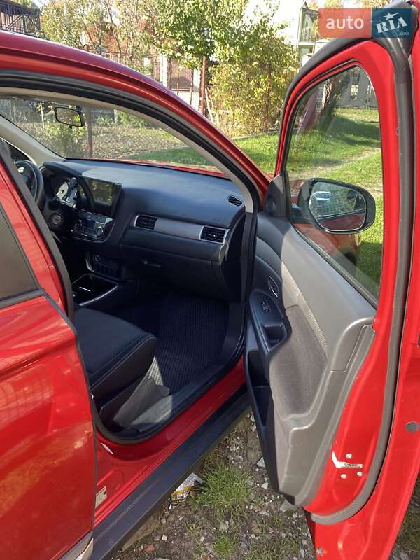 Позашляховик / Кросовер Mitsubishi Outlander 2018 в Львові