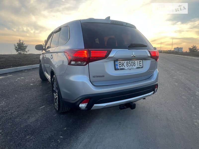 Внедорожник / Кроссовер Mitsubishi Outlander 2017 в Ровно