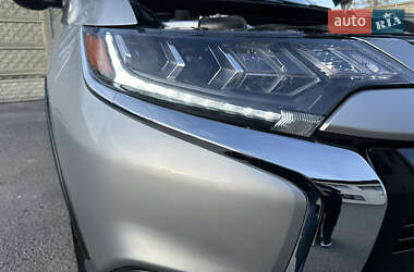 Позашляховик / Кросовер Mitsubishi Outlander 2018 в 