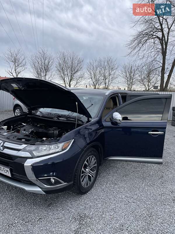 Позашляховик / Кросовер Mitsubishi Outlander 2015 в Трускавці