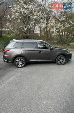 Внедорожник / Кроссовер Mitsubishi Outlander 2016 в Запорожье