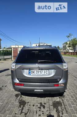 Внедорожник / Кроссовер Mitsubishi Outlander 2013 в Ровно