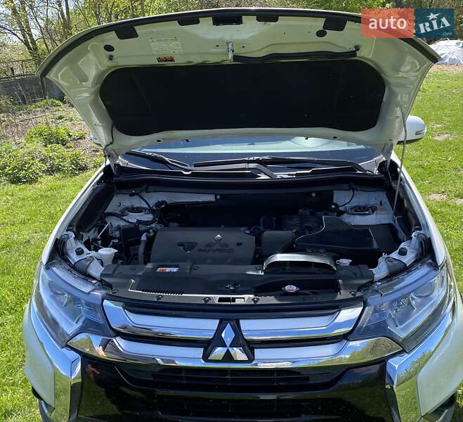 Позашляховик / Кросовер Mitsubishi Outlander 2017 в Чернігові