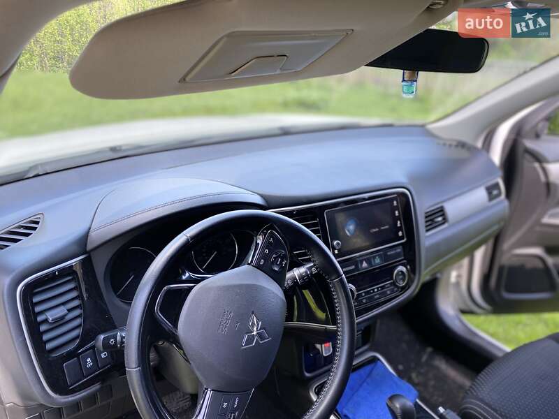 Позашляховик / Кросовер Mitsubishi Outlander 2017 в Чернігові