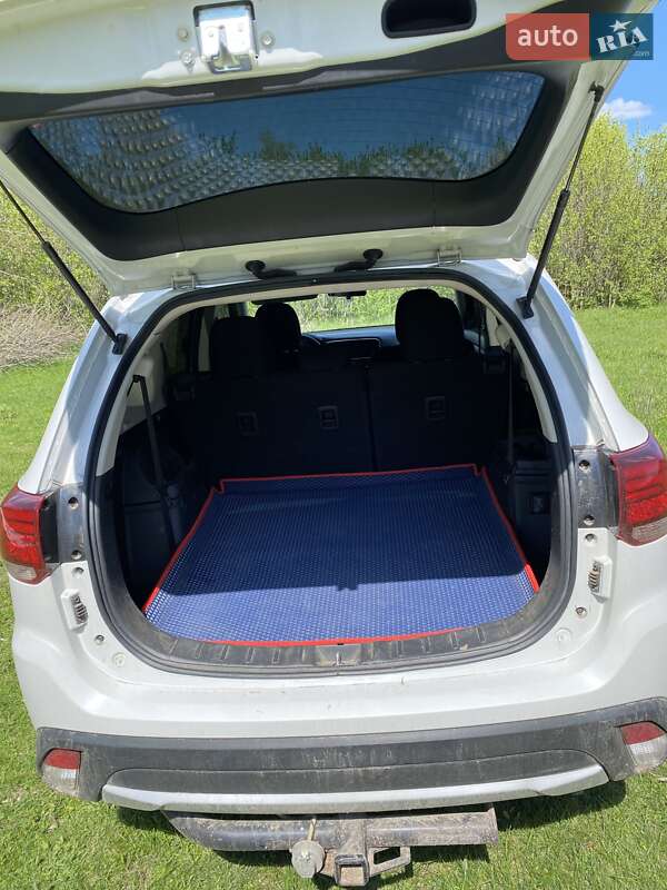 Позашляховик / Кросовер Mitsubishi Outlander 2017 в Чернігові