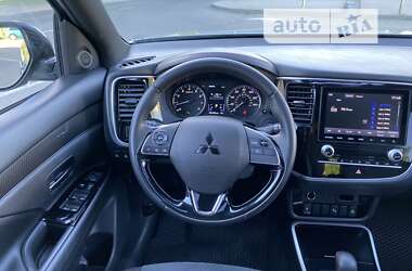 Внедорожник / Кроссовер Mitsubishi Outlander 2020 в Киеве