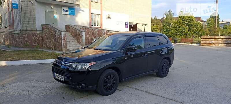 Позашляховик / Кросовер Mitsubishi Outlander 2013 в Вараші