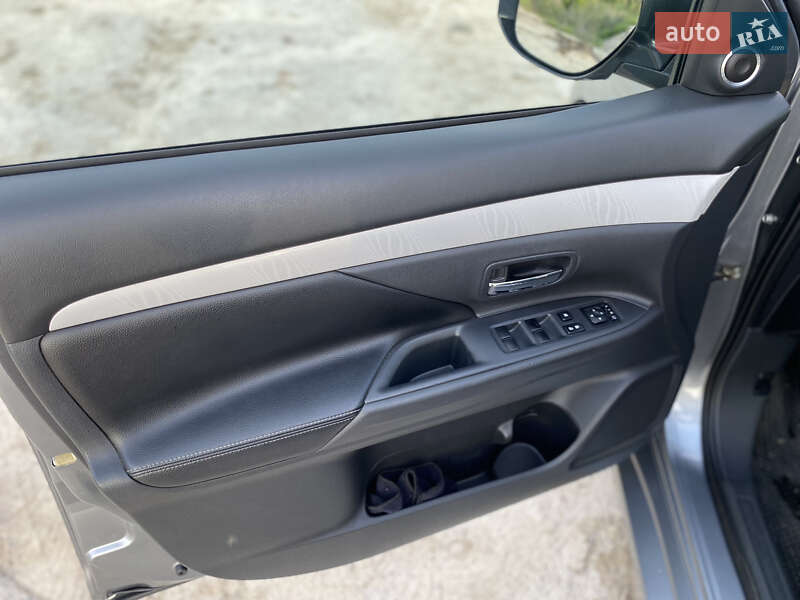 Внедорожник / Кроссовер Mitsubishi Outlander 2014 в Ромнах