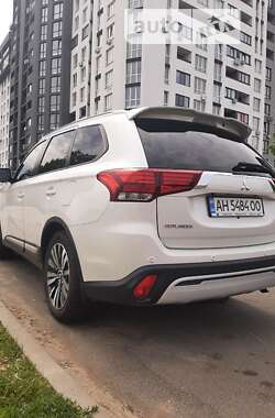 Внедорожник / Кроссовер Mitsubishi Outlander 2021 в Вишневом