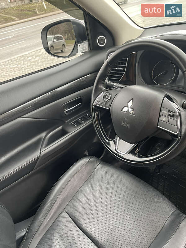 Внедорожник / Кроссовер Mitsubishi Outlander 2017 в Киеве