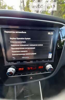Позашляховик / Кросовер Mitsubishi Outlander 2022 в Києві